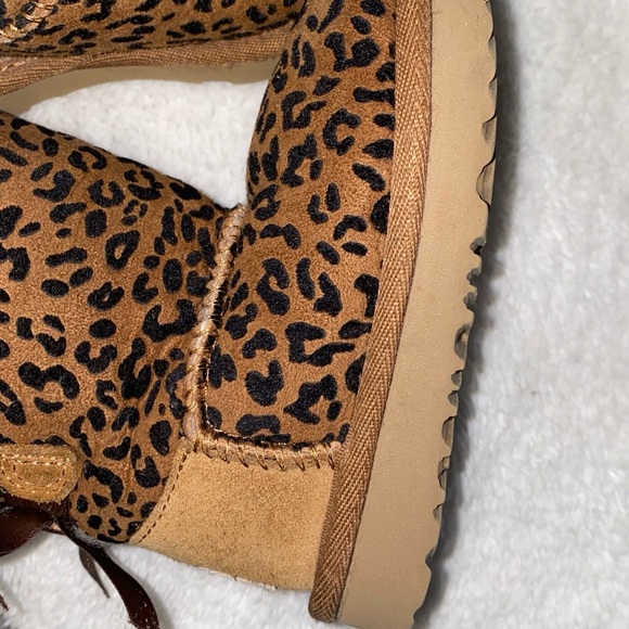 UGG Toddler Girls Bailey Leopard Boots. Gently used. Very clean size 6 - Picture 8 of 16